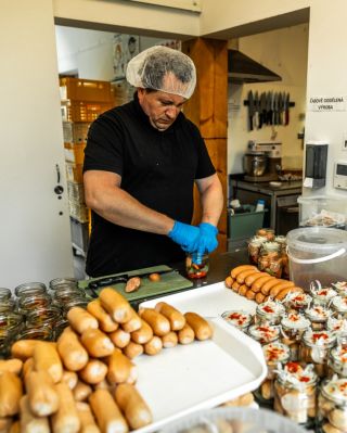 Utopenci v akci! 🫙 Poctiví, ručně dělaní, s cibulí a kouskem našeho příběhu 💛 Kdo by si dal? 🙋‍♂️