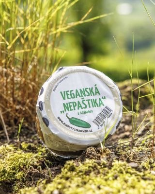 Každý máme jinou chuť... 😋 A právě proto máme "nepaštiku" i v lahodné veganské verzi s jalapeños! 💚 Už jste ji ochutnali? 👀
