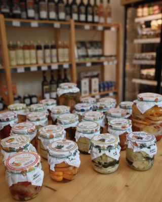 🎄 Vánoce klepou na dveře a vy stále nemáte dárek? 👉Potěšte své blízké praktickou gurmánskou dobrotou! U nás najdete...